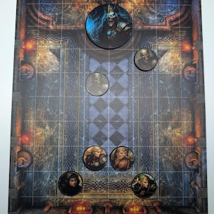 K&ouml;nnte beinhalten: Ein Fantasy-Brettspiel mit einem detaillierten Spielbrett, das ein Dungeon-Design zeigt. Das Spiel enth&auml;lt runde Charakter-Token mit Illustrationen verschiedener Fantasy-Charaktere, darunter ein Skelettk&ouml;nig.