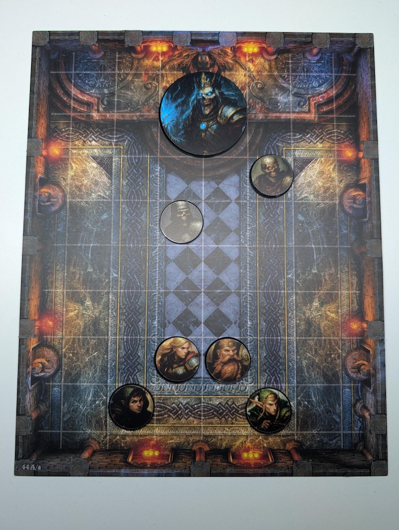 K&ouml;nnte beinhalten: Ein Fantasy-Brettspiel mit einem detaillierten Spielbrett, das ein Dungeon-Design zeigt. Das Spiel enth&auml;lt runde Charakter-Token mit Illustrationen verschiedener Fantasy-Charaktere, darunter ein Skelettk&ouml;nig.