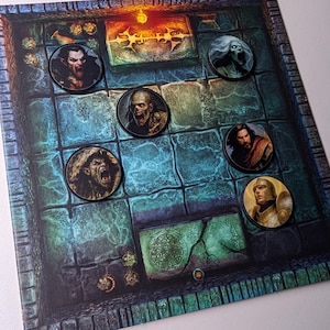 K&ouml;nnte beinhalten: Ein Fantasy-Brettspiel mit einem Spielbrett im Dungeon-Stil. Das Brett zeigt ein Rastermuster mit verschiedenen Illustrationen. Runde Charakter-Token zeigen einen Vampir, einen Zombie, einen Werwolf und andere Fantasy-Figuren. Das Spielbrett ist haupts&auml;chlich blau und gr&uuml;n.