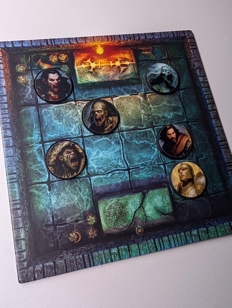 K&ouml;nnte beinhalten: Ein Fantasy-Brettspiel mit einem Spielbrett im Dungeon-Stil. Das Brett zeigt ein Rastermuster mit verschiedenen Illustrationen. Runde Charakter-Token zeigen einen Vampir, einen Zombie, einen Werwolf und andere Fantasy-Figuren. Das Spielbrett ist haupts&auml;chlich blau und gr&uuml;n.