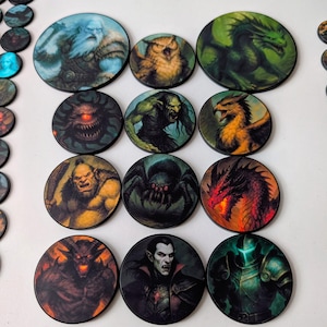K&ouml;nnte beinhalten: Eine Sammlung runder Spielmarker mit Fantasy-Illustrationen. Die Marker zeigen Charaktere wie einen Zauberer, eine Eule, einen Drachen und einen Vampir. Die Kunstwerke sind detailliert und verwenden lebendige Farben und Schattierungen.