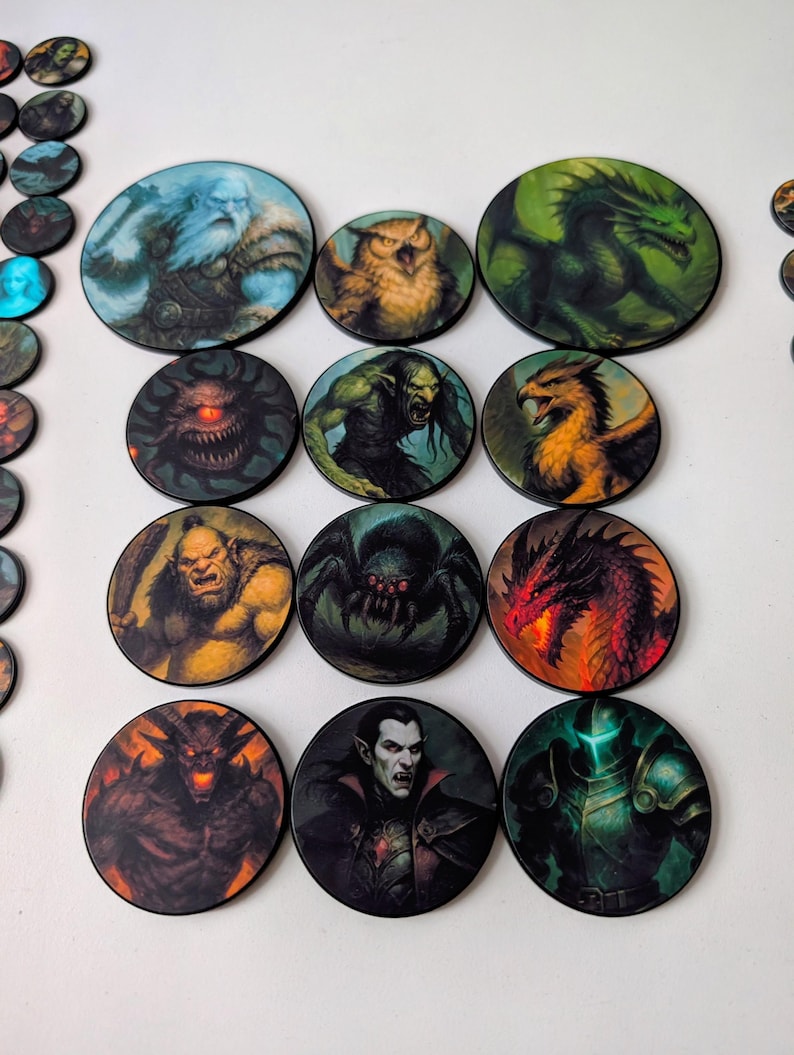 K&ouml;nnte beinhalten: Eine Sammlung runder Spielmarker mit Fantasy-Illustrationen. Die Marker zeigen Charaktere wie einen Zauberer, eine Eule, einen Drachen und einen Vampir. Die Kunstwerke sind detailliert und verwenden lebendige Farben und Schattierungen.