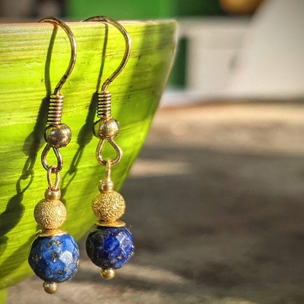 Little blue faceted LAPIS LAZULI GENTLE earrings/ Handgemachte kleine und faine Lapis Lazuli Ohrringe