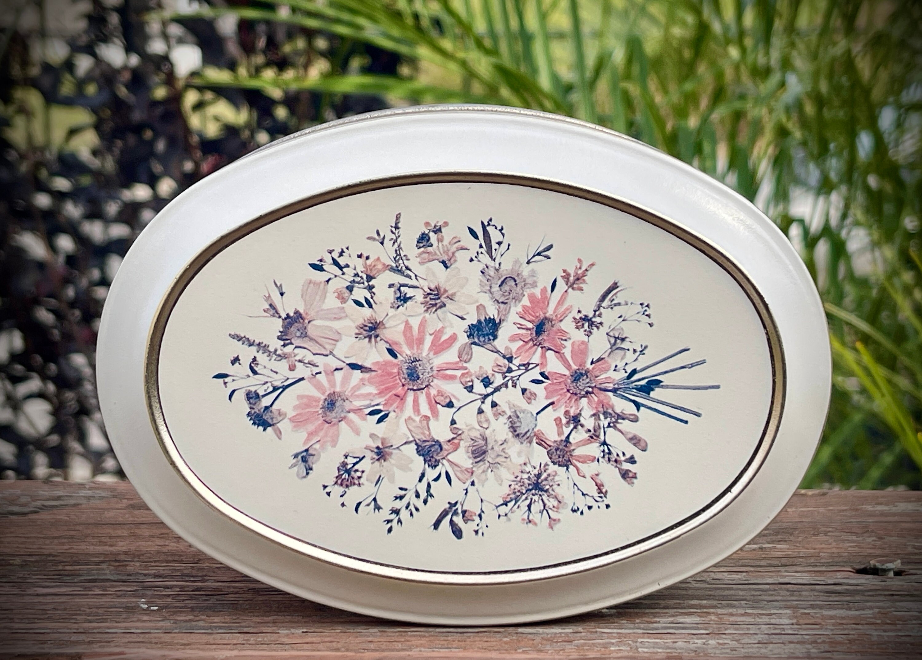 Vintage Floral Oval Dose
