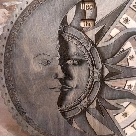 Calendario Perpetuo A Forma Di Luna In Legno - Decorazione Da Tavolo Per Casa O Ufficio - Foto 4