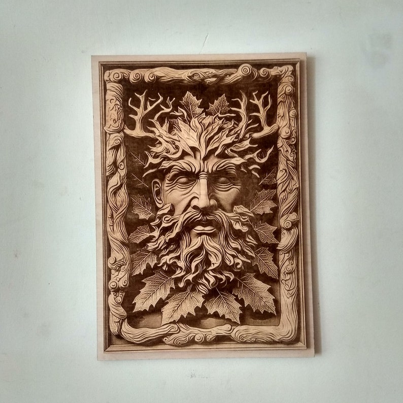Puede incluir: Una talla de madera del Hombre Verde, una figura m&iacute;tica a menudo asociada con la naturaleza y la fertilidad. La talla es detallada e intrincada, con una corona y una barba de hojas.