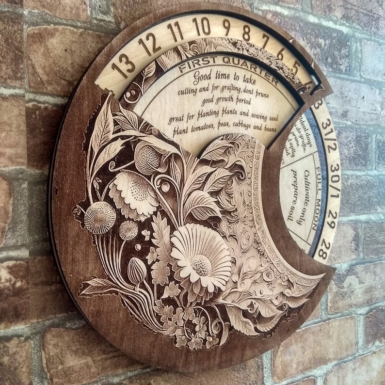 Peut inclure: Un calendrier circulaire en bois avec un motif floral. Le calendrier est divis&eacute; en sections pour chaque mois de l'ann&eacute;e. Le texte sur le calendrier indique "Premier trimestre", "Bon moment pour la taille et le greffage, ne pas tailler en p&eacute;riode de bonne croissance, id&eacute;al pour planter des plantes et semer des graines, planter des tomates, des pois, du chou et des haricots", "Pleine lune", "Cultiver uniquement pr&eacute;parer le sol", et "31/2 30/1 29 28".