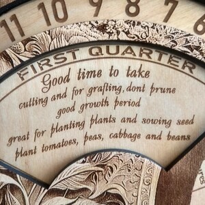 Peut inclure: Une roue de jardinage en bois avec un calendrier et des instructions de plantation. La roue est divis&eacute;e en quatre sections, chacune repr&eacute;sentant une saison diff&eacute;rente. La premi&egrave;re section est intitul&eacute;e "Premier trimestre" et comprend le texte "Bon moment pour prendre des boutures et pour le greffage, ne pas tailler bonne p&eacute;riode de croissance excellent pour planter des plantes et semer des graines planter des tomates, des pois, du chou et des haricots".