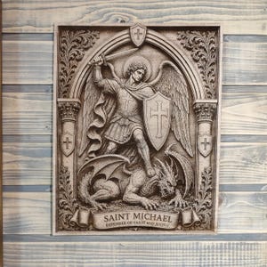Könnte beinhalten: Eine rechteckige Wandtafel aus Holz mit einer detaillierten Lasergravur, die den heiligen Michael beim Besiegen eines Drachen zeigt. Der Text lautet SAINT MICHAEL DEFENDER OF FAITH AND JUSTICE. Das Design umfasst verzierte Säulen und ein Schild.
