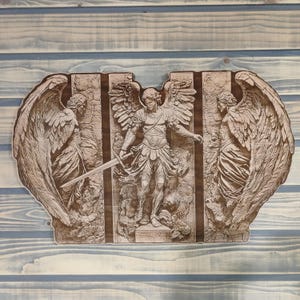 Op de afbeelding: Een rechthoekige houten wandplaat met een gedetailleerd, lasergegraveerd drieluikontwerp. Het middenpaneel toont een gevleugelde figuur met een zwaard, geflankeerd door twee zijpanelen met gevleugelde figuren in profiel tegen een stenen achtergrond.