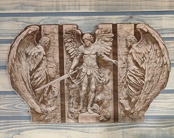 Cuadro decorativo de madera con grabado láser del Arcángel Miguel.