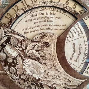 Peut inclure: Un tableau circulaire en bois avec un calendrier de jardinage. Le tableau est divis&eacute; en sections avec diff&eacute;rentes phases lunaires et t&acirc;ches de jardinage. Le texte sur le tableau indique "Premier quartier", "Bon moment pour la taille et le greffage, ne pas tailler bonne p&eacute;riode de croissance", "Id&eacute;al pour planter des plantes et semer des graines planter des tomates, des pois, du chou et des haricots", "Jours id&eacute;aux pour faire des greffes, tailler et appliquer du liquide", "Cultiver uniquement pr&eacute;parer le sol", "Pleine lune".