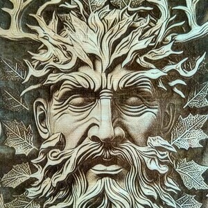 Puede incluir: Una talla de madera detallada de un Hombre Verde, una figura m&iacute;tica con rostro humano y barba hecha de hojas y ramas. La talla est&aacute; rodeada de hojas y ramas, creando una sensaci&oacute;n de naturaleza y bosque.