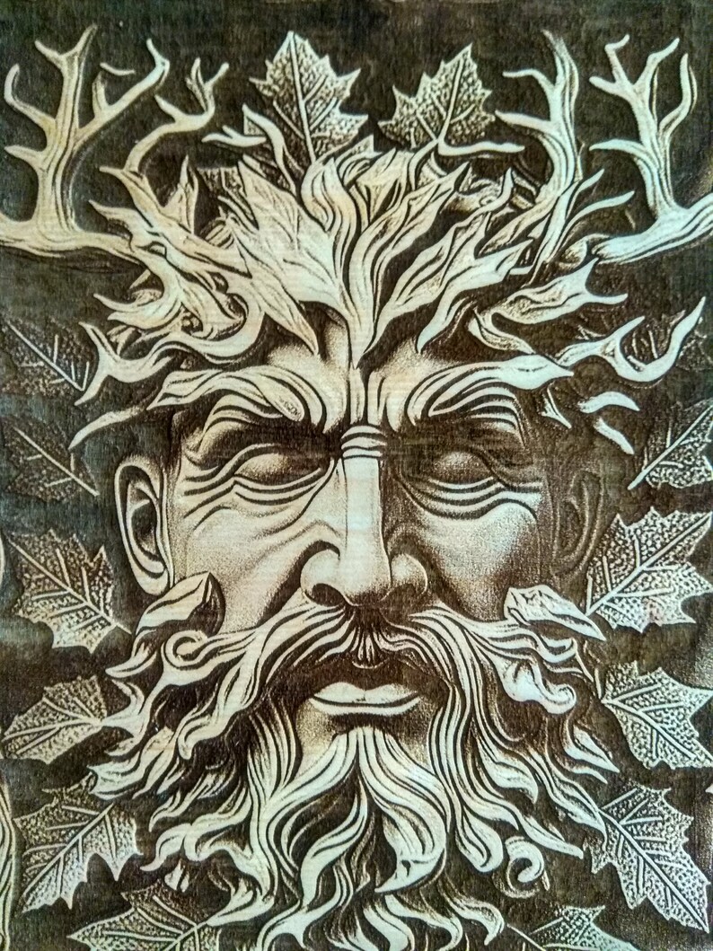 Puede incluir: Una talla de madera detallada de un Hombre Verde, una figura m&iacute;tica con rostro humano y barba hecha de hojas y ramas. La talla est&aacute; rodeada de hojas y ramas, creando una sensaci&oacute;n de naturaleza y bosque.