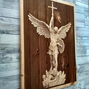 Houtgestookte aartsengel Michaël, moderne christelijke kunst.