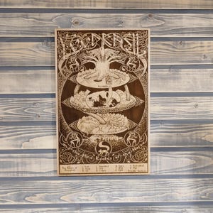 Houtgestookte yggdrasil negen werelden, wereldboom, wanddecoratie Noorse mythologie