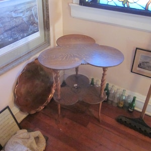 1 ca.1910 bijzettafel tijgereiken