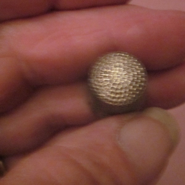 an Art Nouveau Sterling Silver Thimble, etched, 4 grams