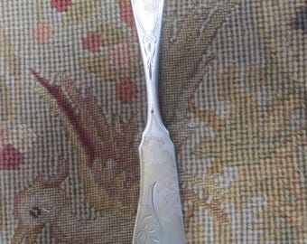 Cuchillo de mantequilla Geo R Bechtel Coin Silver Master, grabado brillante. 30,4 gramos.