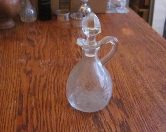 een geëtste azijn cruet