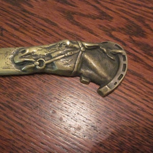 1 c.1900 Abridor de cartas de bronze amarelo austríaco com cavalo
