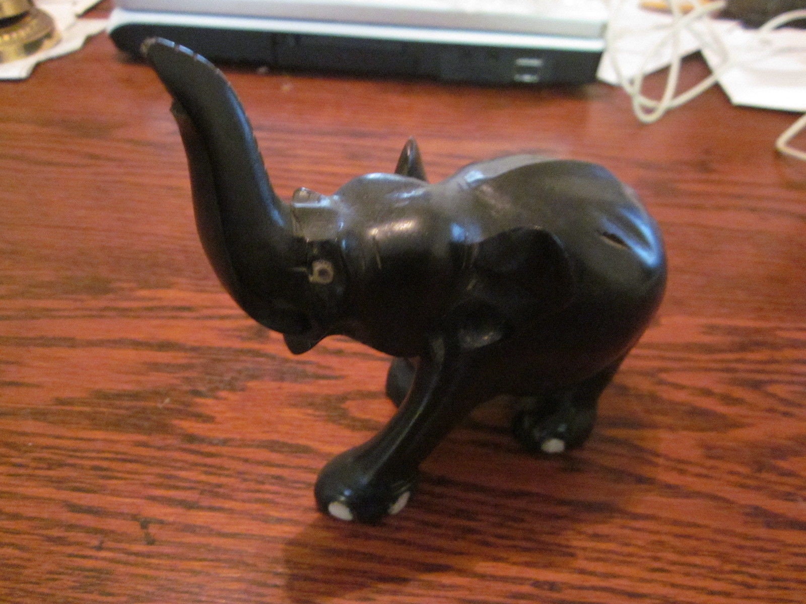 黒い象の彫刻 1880 年頃のアンティークの黒檀象の彫刻。幸運を祈って鼻を上げている