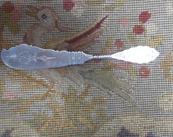 c.1860 Cuchillo de mantequilla de plata de ley ornamentado, mango retorcido, grabado brillante.