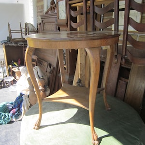 1 Vintage kwartiersgezaagde en tijgereiken ronde tafel / plantenstandaard