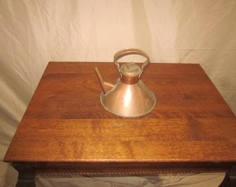 Tetera de cobre antigua, de forma interesante.