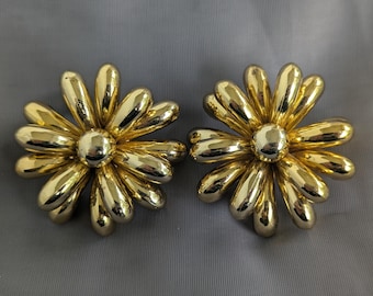 Vintage Gold Tone Daisy Clip Earrings – Sculpted Floral Burst Statement Jewelry 1980s Classic Flower Design