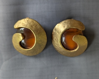 Vintage Amber Lucite Clip On Earrings – Sculptural Gold Tone Modernist Retro Jewelry
