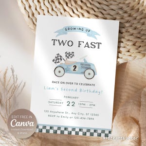 Può includere: Un invito di compleanno blu e bianco con un'illustrazione di un'auto giocattolo blu con una bandiera a scacchi. Il testo sull'invito recita "Growing Up Two Fast" e "Liam's Second Birthday!" L'invito include la data, l'ora e il luogo della festa.