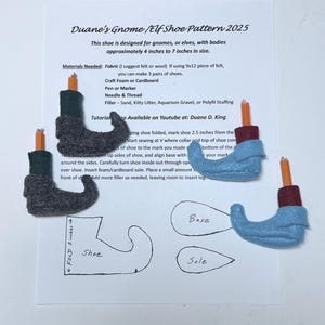 Può includere: Un progetto artigianale con scarpe da elfo in feltro blu e grigio, con dettagli di matita arancione. Il modello include modelli di scarpe e istruzioni per gnomi o elfi, di circa 10-18 cm.