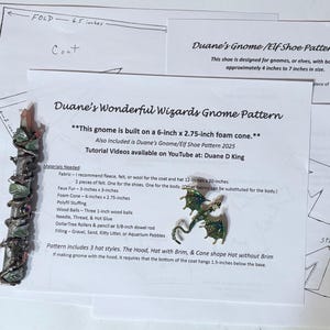 Può includere: Una collezione di modelli artigianali e oggetti decorativi. Include modelli per scarpe di gnomi ed elfi, uno gnomo mago e una bacchetta decorativa. I modelli specificano le misure in pollici. Include anche due piccole statuette di drago.