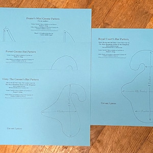 Puede incluir: Cuatro patrones de sombreros de gnomo en papel azul. Los patrones incluyen instrucciones para hacer un gnomo en miniatura, un gnomo del bosque, el sombrero de Unay el gnomo y el sombrero de la Corte Real. Los patrones incluyen medidas en pulgadas.
