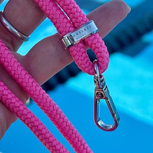 Roze: draagkoord voor mobiele telefoon met verstelbare schouderriem, hoogwaardige crossbody-telefoonketting, rond de nekriem