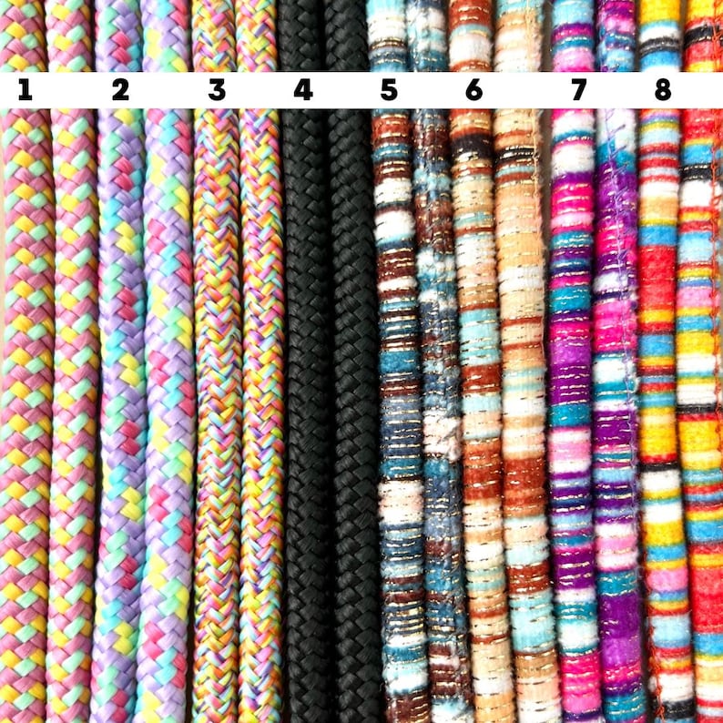 Puede incluir: Ocho cordones coloridos diferentes con varios patrones, numerados del 1 al 8. Los cordones est&aacute;n hechos de tejido tejido y tienen una variedad de colores y dise&ntilde;os.