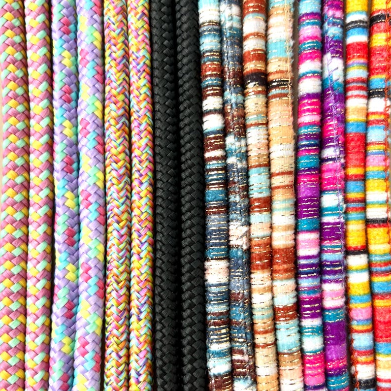 Puede incluir: Una colecci&oacute;n de cordones coloridos con varios patrones y texturas. Los cordones est&aacute;n hechos de diferentes materiales, incluyendo algod&oacute;n, nylon y cuero. Los cordones est&aacute;n dispuestos en una fila, y cada cord&oacute;n es de un color y un patr&oacute;n diferente.