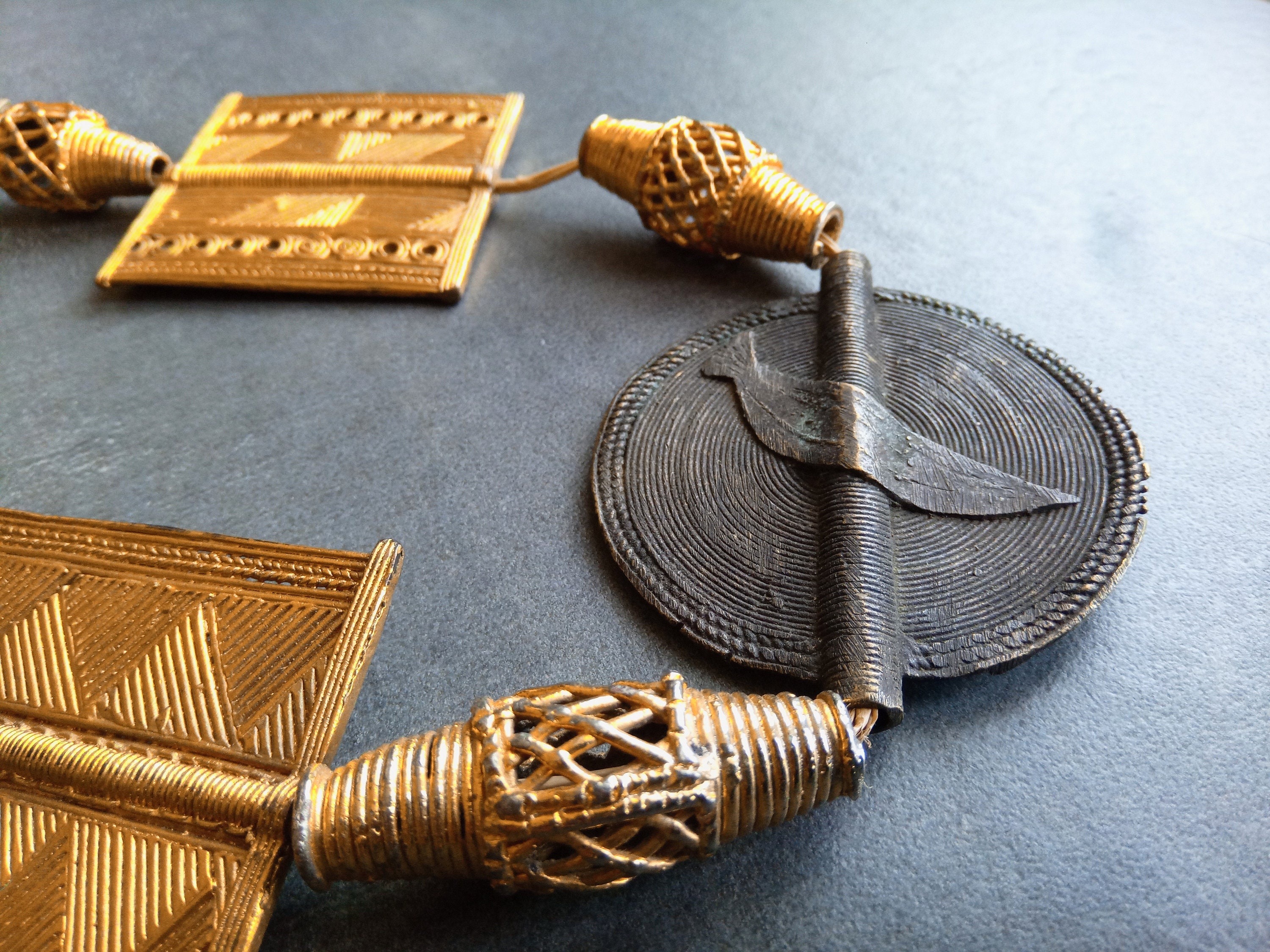 Collier Ethnique Ancien Ashanti - Pâte De Verre Bleu Et Bronze - Ghana - Art Africain - Florence De La Peschardière