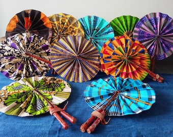 Afrikanische Fächer, Ghana, Baumwollwachstextil. Faltbare Ventilatoren. Lederärmel.