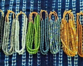 Collares de perlas de vidrio, Ghana, África occidental. Colores armoniosos.
