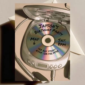 Invito di compleanno a tema lettore CD: invito per festa in stile retrò anni '90 (modello Canva modificabile)