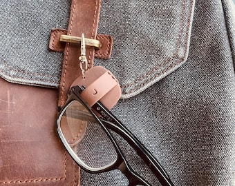 Portaocchiali da uomo. Pratico portaocchiali. Portaocchiali con clip. Portaocchiali da portare sempre con sé. Portaocchiali personalizzato.