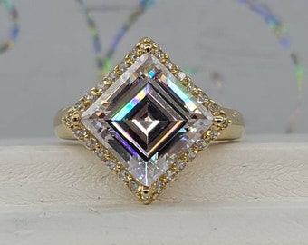 Estate 14k yellow gold cz cubic zirconia cocktail ring with center 10mm princess cut and round cz accents. 5.1g, Size 7, no sizing.