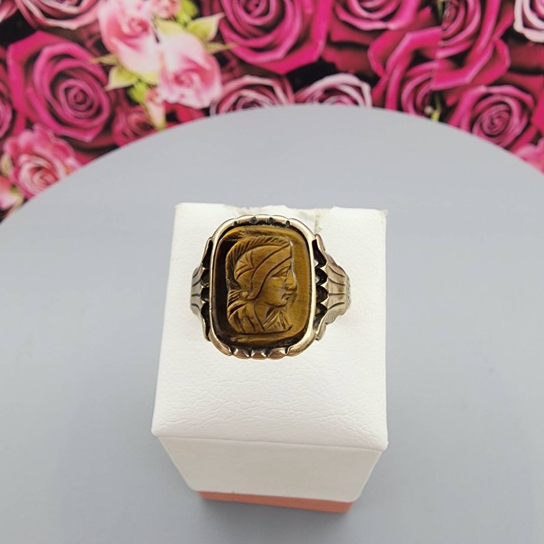 Vintage 9k yellow gold Hand Carved Tiger Cameo ring with handcrafted scroll design 4.6 grams .61.45 size 9 image 5