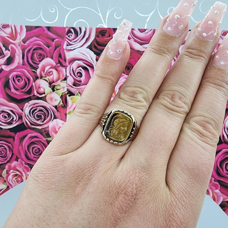 Vintage 9k yellow gold Hand Carved Tiger Cameo ring with handcrafted scroll design 4.6 grams .61.45 size 9 image 7
