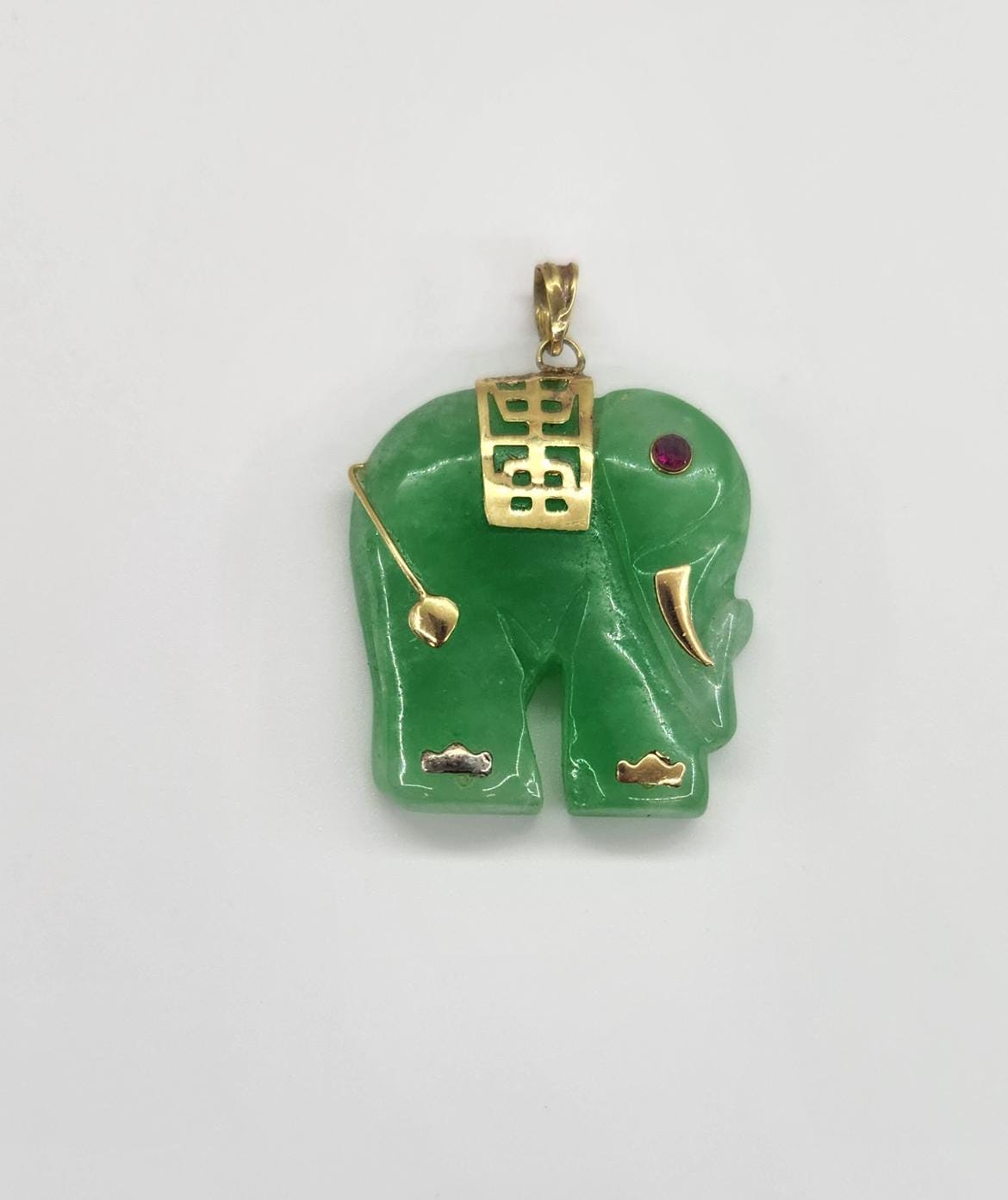 Estate vinatge handmade 14k yellow goldnatural carved jade elephant pendant. 1"x.93", 7.7 grams. No chain.