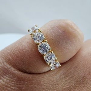 Estate Vintage 14k yellow gold cz cubic zirconia single row bar style prong set round cz band. 2.6 grams, Size 5