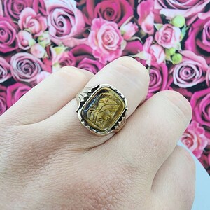 Vintage 9k yellow gold Hand Carved Tiger Cameo ring with handcrafted scroll design 4.6 grams .61.45 size 9 image 6