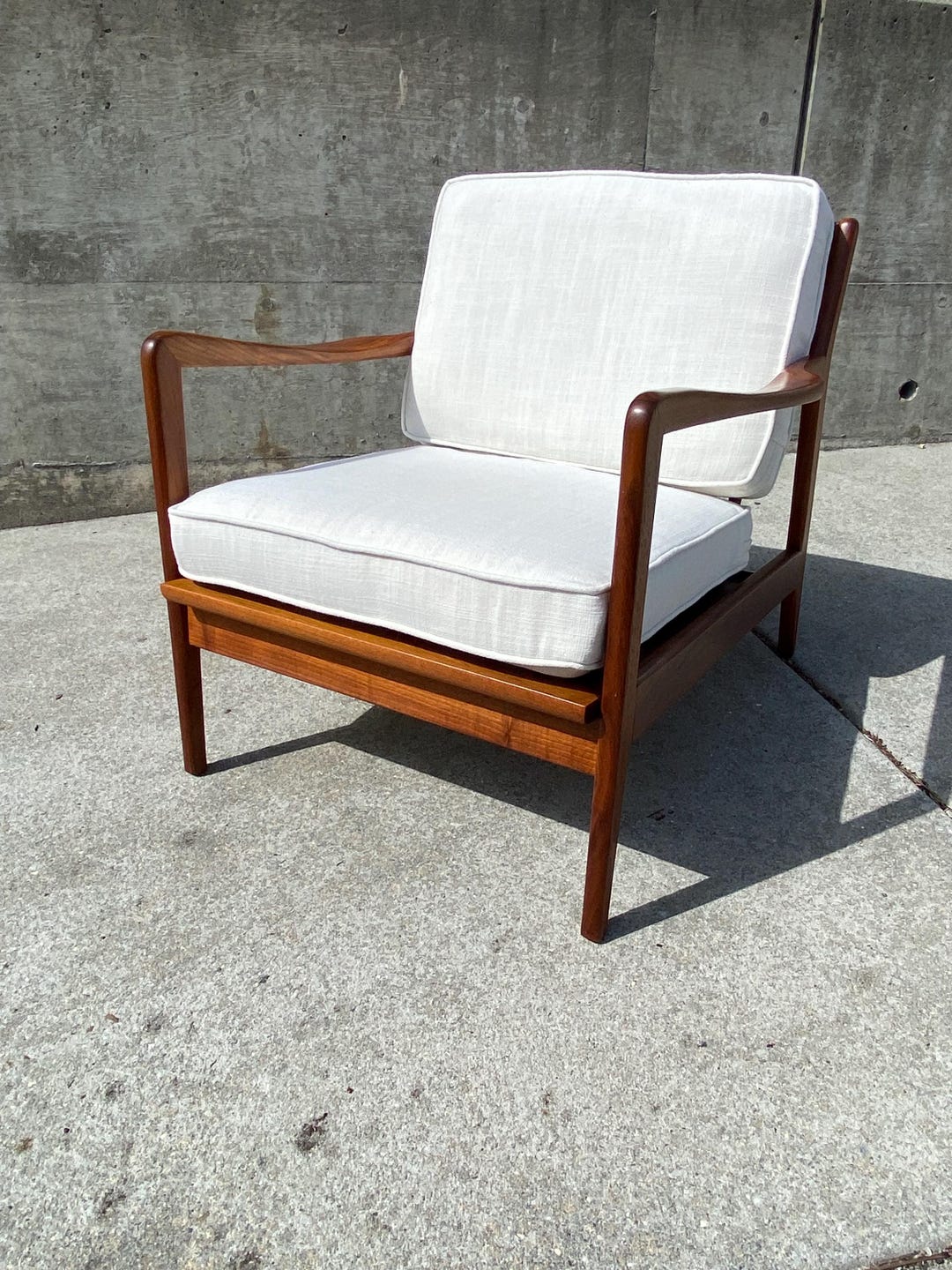 SOLD - - Vintage Mid-century Modern Spindle Back Lounge Chair - Etsy